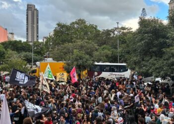Em ato na capital paulista, estudantes criticam políticas educacionais